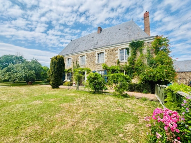 Photos 1 - Touristique - À VENDRE MAYENNE – Manoir d’exception du XIIIe siècle sur 3 hectares – Gîte ou demeure familiale de charme