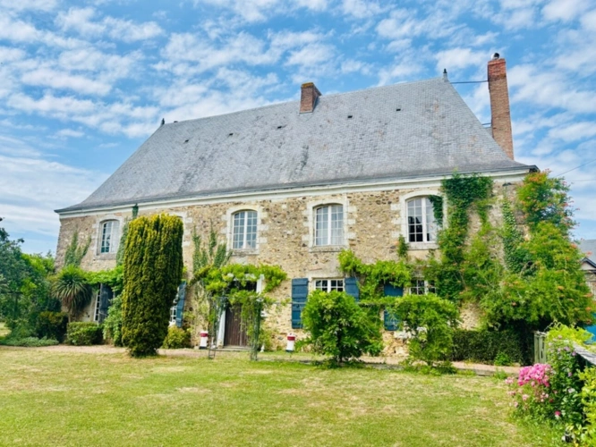 Photos 9 - Touristique - À VENDRE MAYENNE – Manoir d’exception du XIIIe siècle sur 3 hectares – Gîte ou demeure familiale de charme