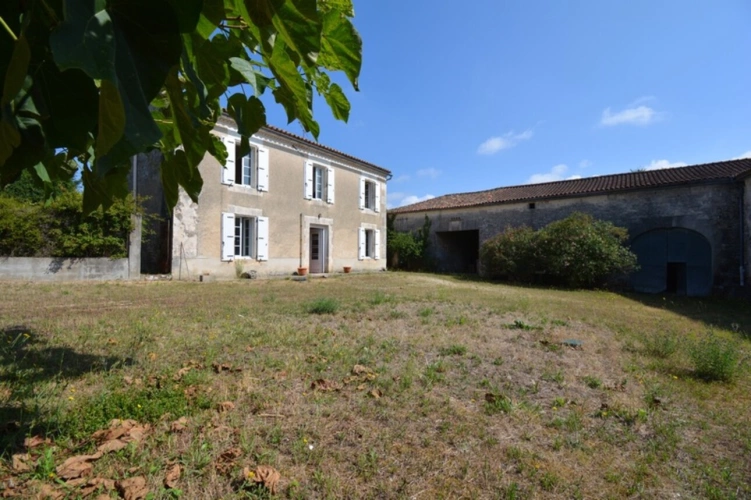 Photos 2 - Touristique - Propriété de caractère avec dépendances proche de HIERSAC (16) jardin