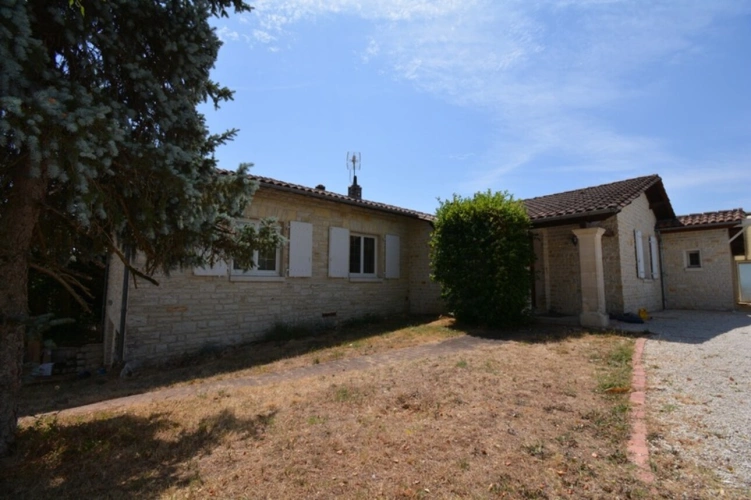 Photos 2 - Touristique - Propriété GRANGE + MAISON + GARAGES + PISCINE  proche de LA ROCHEFOUCAULD EN ANGOUMOIS (16)