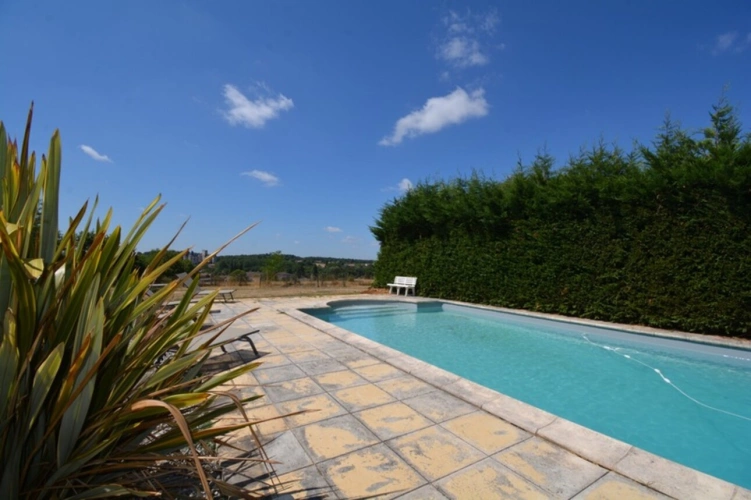 Photos 11 - Touristique - Propriété GRANGE + MAISON + GARAGES + PISCINE  proche de LA ROCHEFOUCAULD EN ANGOUMOIS (16)