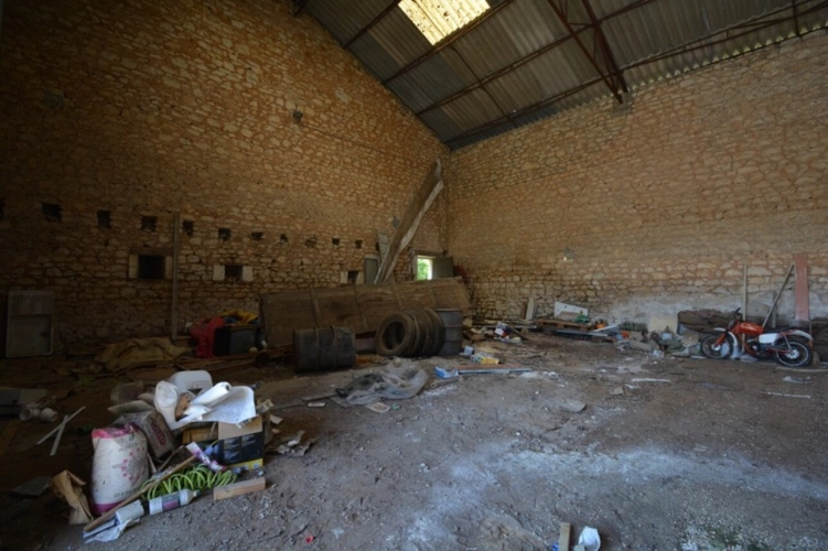 Photos 12 - Touristique - Propriété GRANGE + MAISON + GARAGES + PISCINE  proche de LA ROCHEFOUCAULD EN ANGOUMOIS (16)