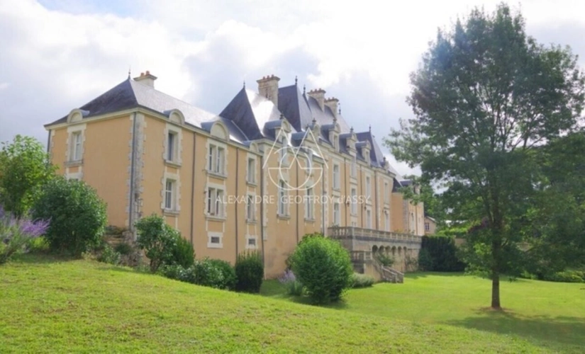 Photos 4 - Prestige - Château du XIXe siècle avec un parc de 75 ha, située à proximité immédiate de Poitiers