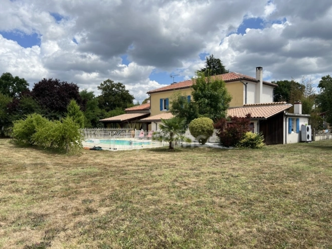 Photos 18 - Prestige - Demeure de charme XIXème 9 pièces de 255 m² avec piscine et terrain de tennis - Saint Aigulin (17)