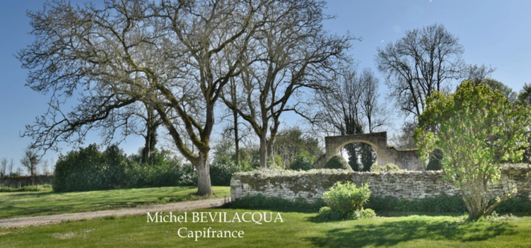 Photos 1 - Touristique - Propriété de 8074 m², anciennes dépendances du Château d'OUROUER à vendre OUROUER LES BOURDELINS (18)