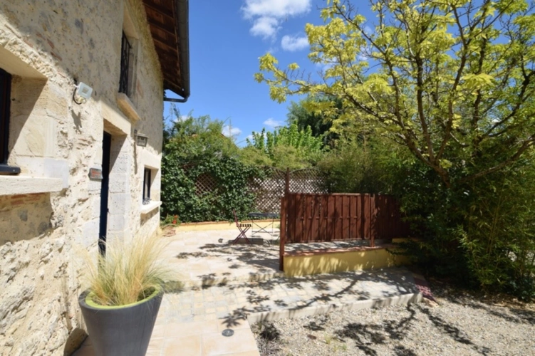 Photos 4 - Touristique - Domaine à vendre, une maison, des chambres d'hôtes et 2 appartements sur plus d'un hectare à SAINTE BAZEILLE (47)