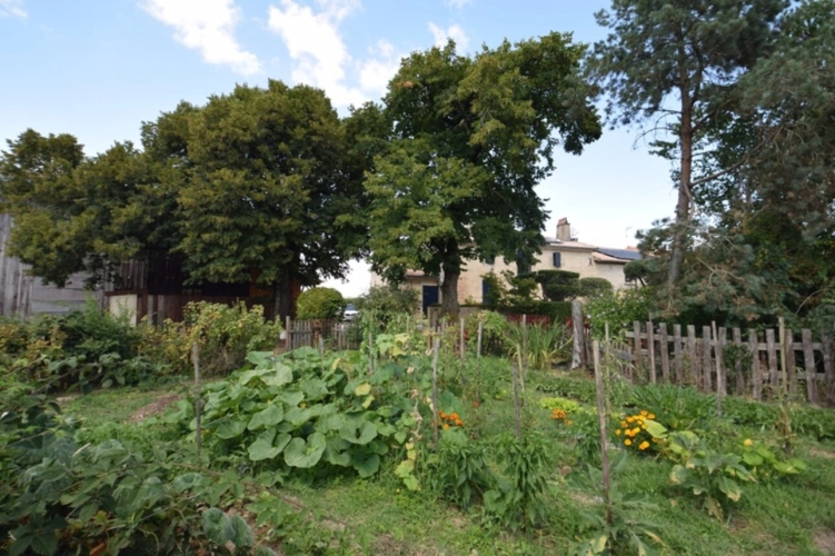Photos 8 - Touristique - Domaine à vendre, une maison, des chambres d'hôtes et 2 appartements sur plus d'un hectare à SAINTE BAZEILLE (47)