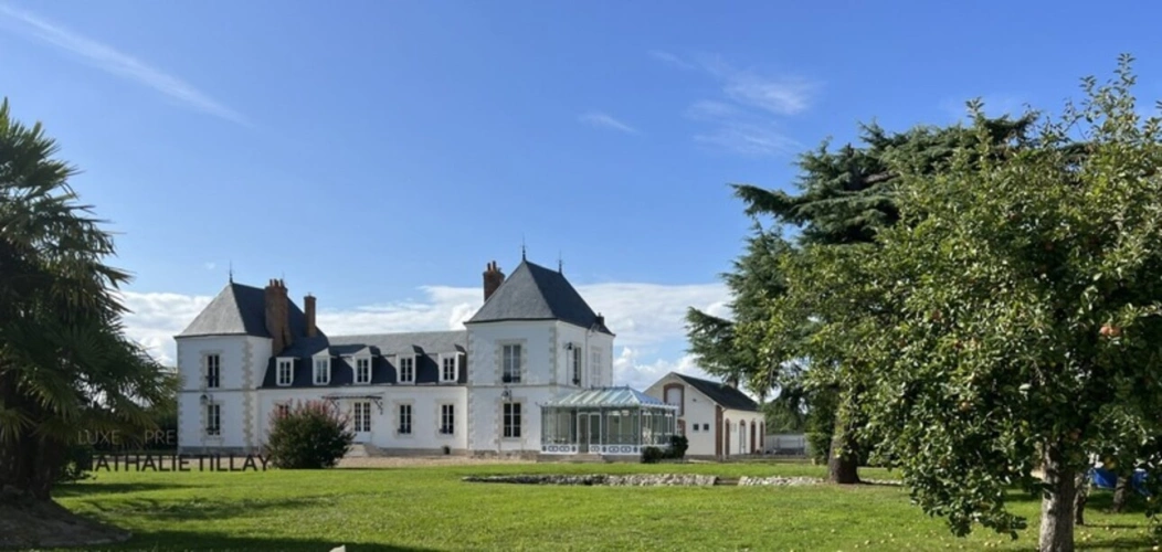 Photos 1 - Prestige - Orléans, demeure de prestige, propriete à vendre, chateau 440 m², piscine, tennis, maison d'amis 85 m², dépendances potentiel aménageable , parc paysagé et arboré 4 ha