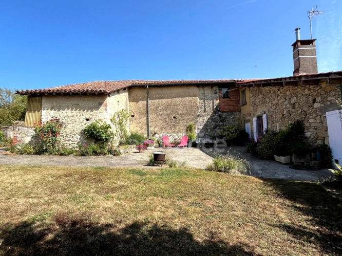 Photos 2 - Prestige - A vendre et rénover : Ancien corps de ferme 9 pièces, 6 chambres, au coeur d'un village proche de MAUVEZIN (32)