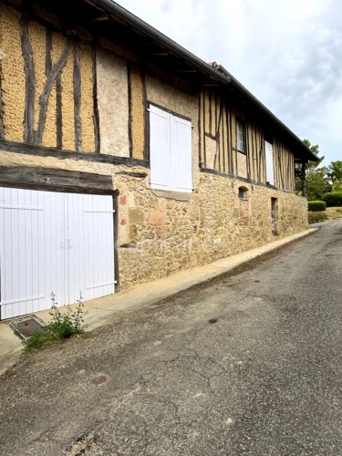 Photos 9 - Prestige - A vendre et rénover : Ancien corps de ferme 9 pièces, 6 chambres, au coeur d'un village proche de MAUVEZIN (32)