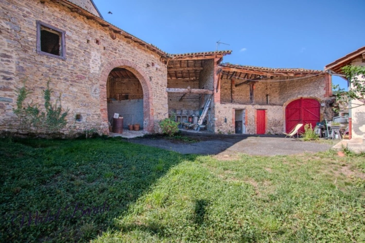 Photos 3 - Prestige - Ancienne ferme : 205m2 habitables, 5 chambres sur terrain de 16.000m2 à MONTROMANT (69)