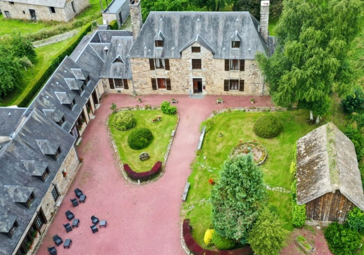 Photos 1 - Prestige - Propriété d’exception en Normandie – Manoir rénové avec dépendances et chapelle