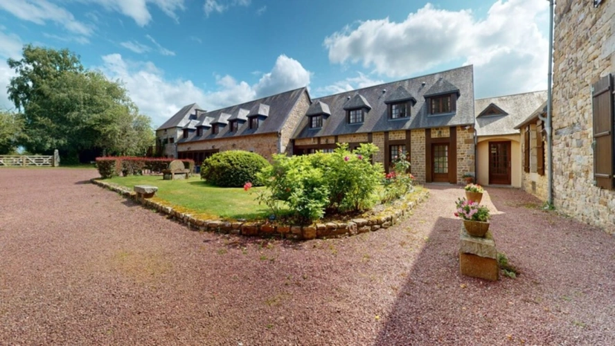 Photos 3 - Prestige - Propriété d’exception en Normandie – Manoir rénové avec dépendances et chapelle
