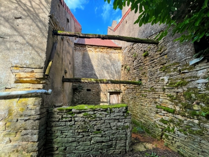 Photos 2 - Touristique - Dpt Saône et Loire (71), à vendre proche de SAINT GENGOUX LE NATIONAL Grange mitoyenne avec jardin, volumes généreux. Plateau esprit loft + potentiel second niveau. Travaux à prévoir, 28 000 €