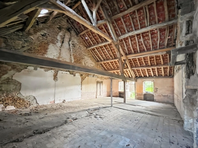 Photos 3 - Touristique - Dpt Saône et Loire (71), à vendre proche de SAINT GENGOUX LE NATIONAL Grange mitoyenne avec jardin, volumes généreux. Plateau esprit loft + potentiel second niveau. Travaux à prévoir, 28 000 €