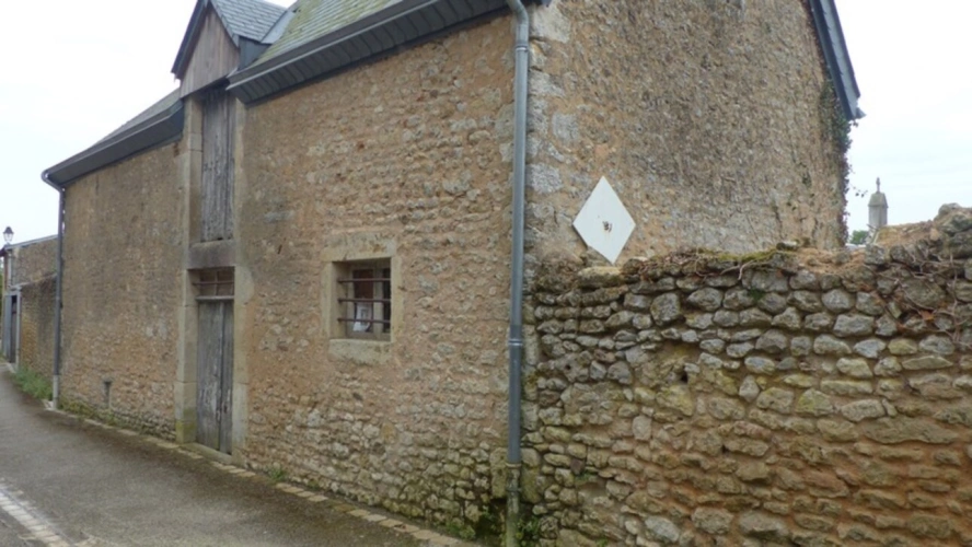 Photos 1 - Touristique - Grange à vendre AIRVAULT (79) terrain 194 m²