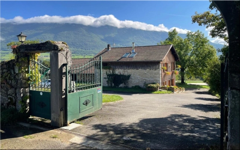 Photos 1 - Touristique - Propriete à vendre 8 pièces (01200) Corps de ferme du 19ᵉ siècle rénové, 1,2 hectares de nature et vue panoramique à couper le souffle !