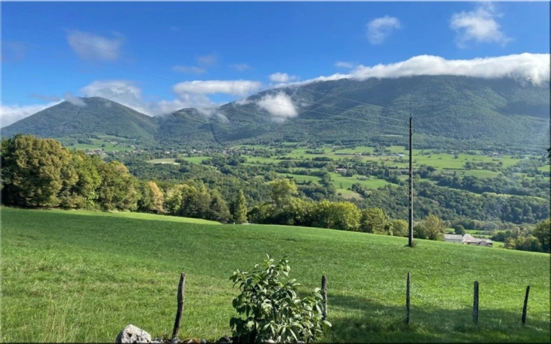 Photos 2 - Touristique - Propriete à vendre 8 pièces (01200) Corps de ferme du 19ᵉ siècle rénové, 1,2 hectares de nature et vue panoramique à couper le souffle !