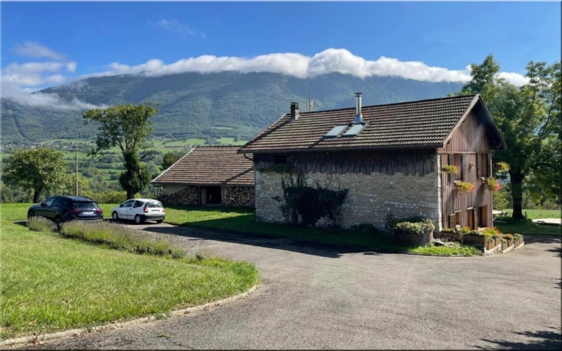 Photos 3 - Touristique - Propriete à vendre 8 pièces (01200) Corps de ferme du 19ᵉ siècle rénové, 1,2 hectares de nature et vue panoramique à couper le souffle !