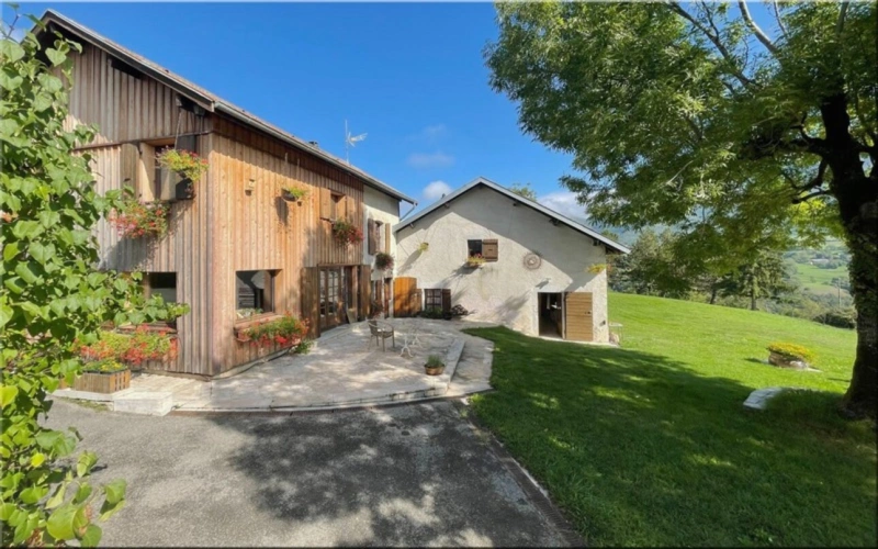 Photos 4 - Touristique - Propriete à vendre 8 pièces (01200) Corps de ferme du 19ᵉ siècle rénové, 1,2 hectares de nature et vue panoramique à couper le souffle !