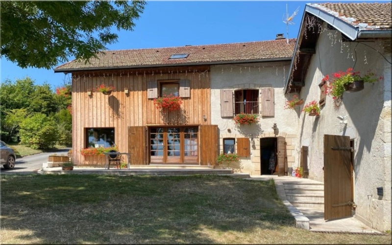 Photos 7 - Touristique - Propriete à vendre 8 pièces (01200) Corps de ferme du 19ᵉ siècle rénové, 1,2 hectares de nature et vue panoramique à couper le souffle !