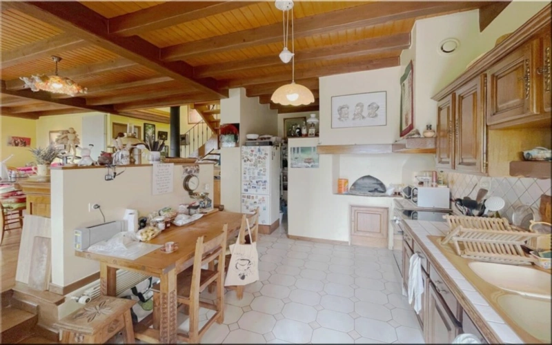 Photos 11 - Touristique - Propriete à vendre 8 pièces (01200) Corps de ferme du 19ᵉ siècle rénové, 1,2 hectares de nature et vue panoramique à couper le souffle !