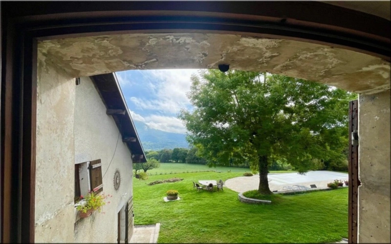 Photos 21 - Touristique - Propriete à vendre 8 pièces (01200) Corps de ferme du 19ᵉ siècle rénové, 1,2 hectares de nature et vue panoramique à couper le souffle !