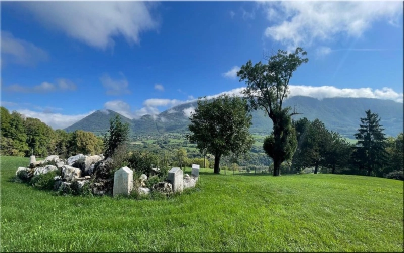 Photos 25 - Touristique - Propriete à vendre 8 pièces (01200) Corps de ferme du 19ᵉ siècle rénové, 1,2 hectares de nature et vue panoramique à couper le souffle !