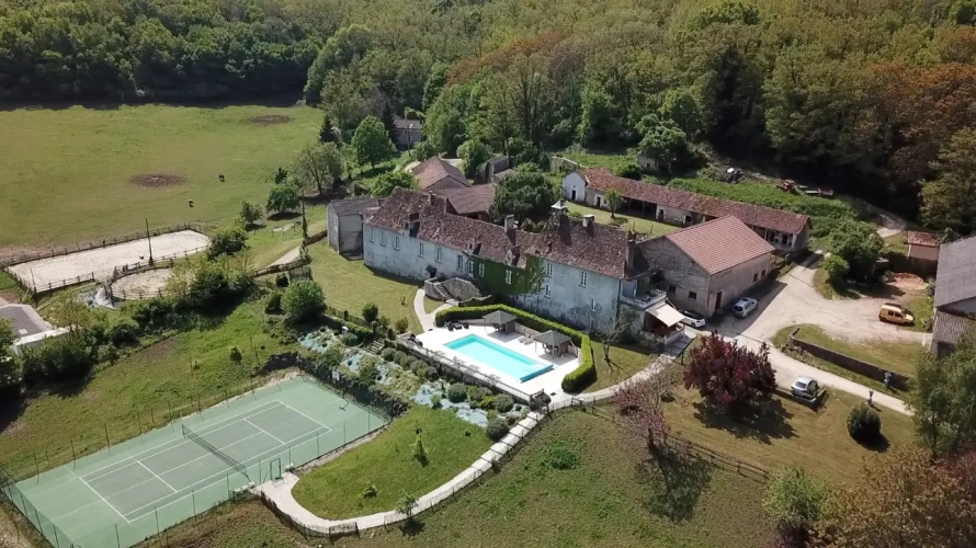 Photos 1 - Prestigious - In Dordogne, rare Chartreuse and her vast domain of 100ha in one piece (lodgings, swimming pool, tennis, equestrian installations)