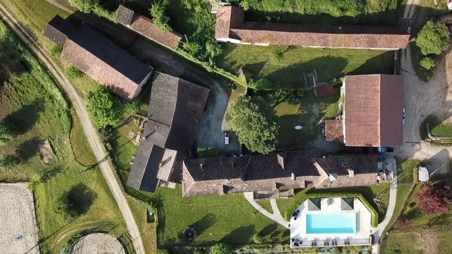 Photos 4 - Prestigious - In Dordogne, rare Chartreuse and her vast domain of 100ha in one piece (lodgings, swimming pool, tennis, equestrian installations)