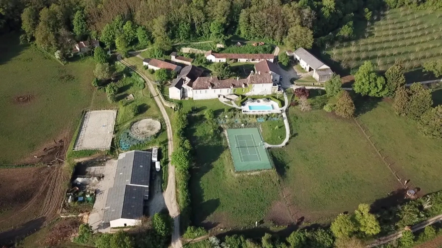 Photos 5 - Prestigious - In Dordogne, rare Chartreuse and her vast domain of 100ha in one piece (lodgings, swimming pool, tennis, equestrian installations)