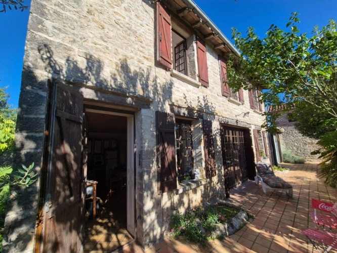 Photos 1 - Touristique - Cœur de campagne charentaise, Corps de Ferme avec plusieurs maisons et nombreuses dépendances