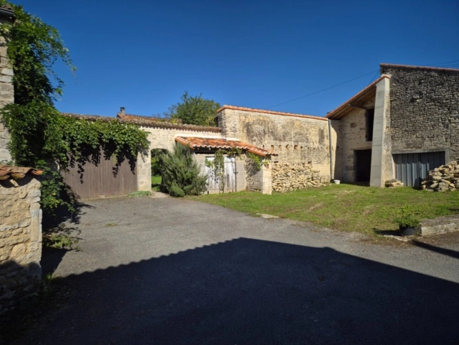 Photos 2 - Touristique - Cœur de campagne charentaise, Corps de Ferme avec plusieurs maisons et nombreuses dépendances
