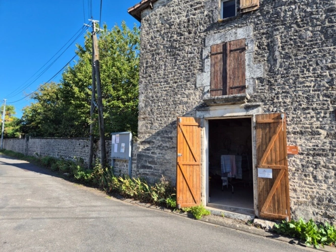 Photos 44 - Touristique - Cœur de campagne charentaise, Corps de Ferme avec plusieurs maisons et nombreuses dépendances