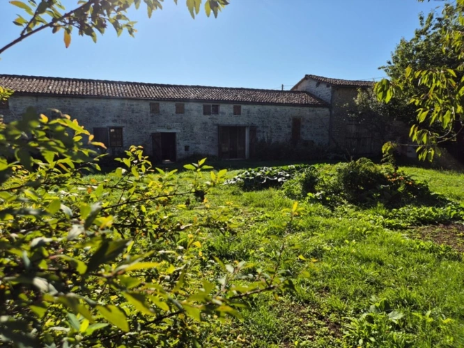 Photos 47 - Touristique - Cœur de campagne charentaise, Corps de Ferme avec plusieurs maisons et nombreuses dépendances