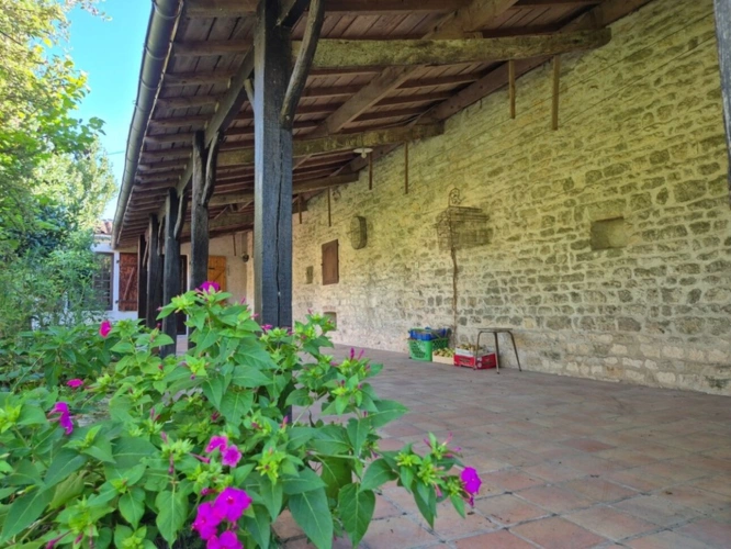 Photos 49 - Touristique - Cœur de campagne charentaise, Corps de Ferme avec plusieurs maisons et nombreuses dépendances