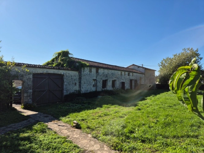 Photos 68 - Touristique - Cœur de campagne charentaise, Corps de Ferme avec plusieurs maisons et nombreuses dépendances