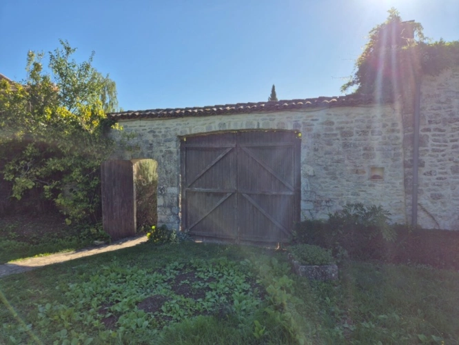 Photos 69 - Touristique - Cœur de campagne charentaise, Corps de Ferme avec plusieurs maisons et nombreuses dépendances