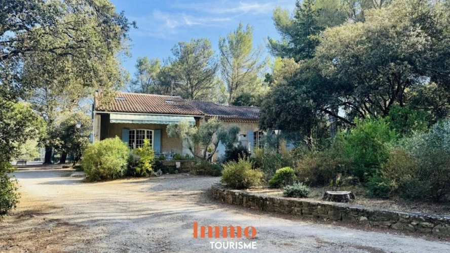 Photos 2 - Touristique - Domaine avec gîtes et maison principale à Grans, en Provence