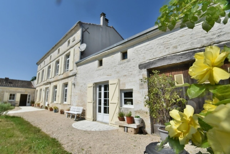 Photos 1 - Prestigious - Propriete à vendre 13 pièces ROUILLAC (16)