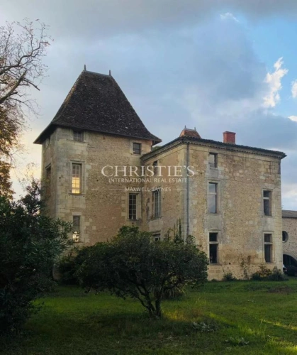Photos 1 - Prestige - Historique château du 16ème siècle d'environ 750 m² - à 8 km de Bordeaux centre