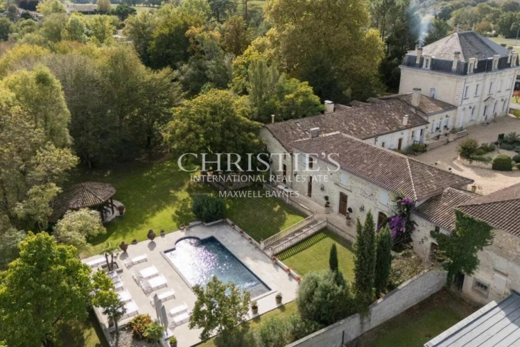 Photos 1 - Prestige - Propriété de charme composée d'un manoir, longère, salle de cinéma, grange, petit vignoble