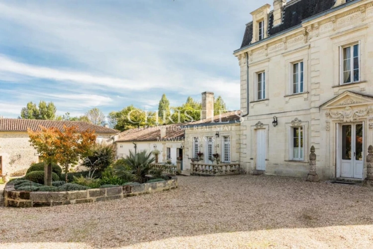 Photos 5 - Prestige - Propriété de charme composée d'un manoir, longère, salle de cinéma, grange, petit vignoble