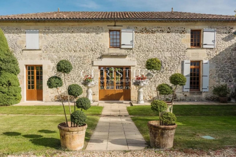 Photos 12 - Prestige - Propriété de charme composée d'un manoir, longère, salle de cinéma, grange, petit vignoble