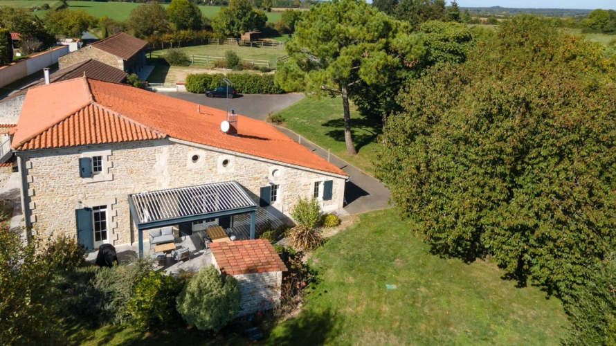 Photos 5 - Équestre - Coup de coeur assuré pour cette charmante propriété de 6ha (85)