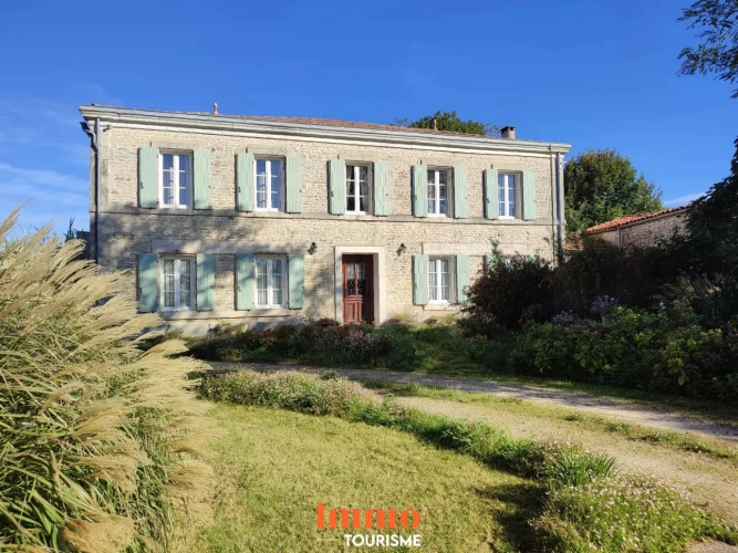 Photos 1 - Touristique - Belle charentaise grand gîte ou chambres d'hôtes