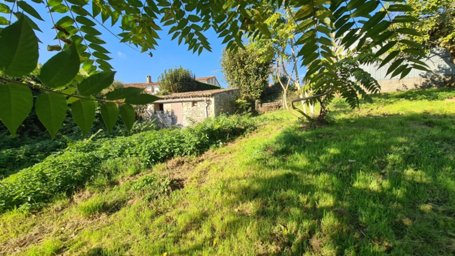 Photos 1 - Touristique -  Hangar + dépendances sur grand terrain à bâtir – secteur Échiré