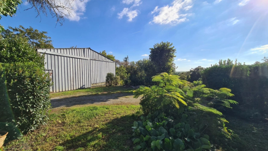 Photos 2 - Touristique -  Hangar + dépendances sur grand terrain à bâtir – secteur Échiré