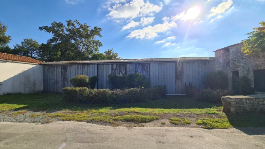 Photos 4 - Touristique -  Hangar + dépendances sur grand terrain à bâtir – secteur Échiré