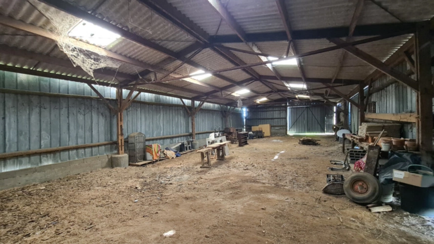 Photos 5 - Touristique -  Hangar + dépendances sur grand terrain à bâtir – secteur Échiré